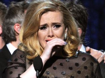 Adele chora Grammy 2012