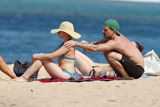 Scarlett Johansson e o namorado na praia