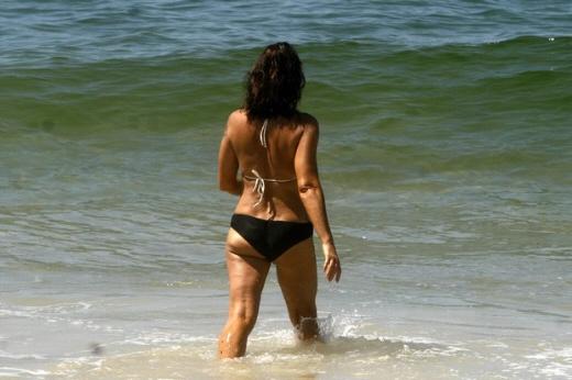 Aos 49 anos de idade, modelo Luiza Brunet exibiu corpo perfeito em praia do Rio de Janeiro