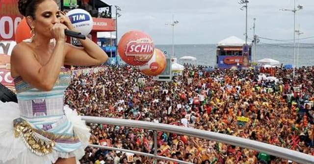 'We Are Carnaval', escreveu Ivete Sangalo antes de subir ao palco do Circuito Barra-Ondina no Carnaval de Salvador