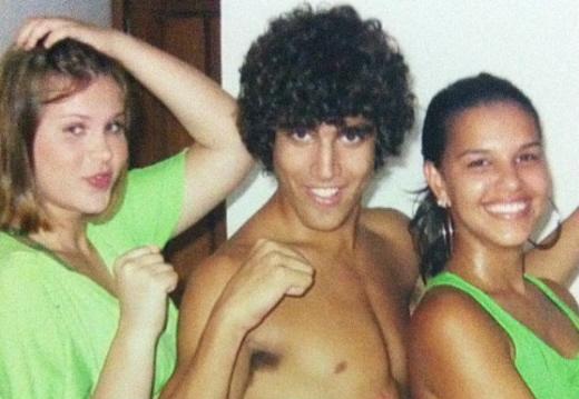Carolinie Figueiredo postou em seu Twitter uma foto onde Caio Castro aparece cabeludo, antes de ficar famoso