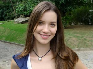Confira a biografia de Nathalia Dill