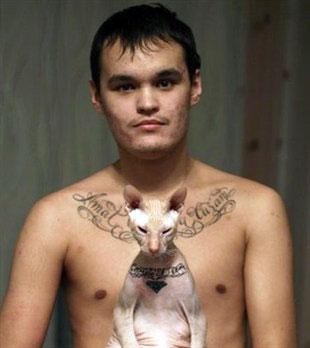 Timur Rimut e seu gato com tattoo