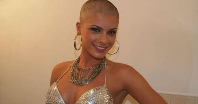 A modelo Babi Rossi cortou o cabelo, ao vivo, na televisão; Babi Rossi careca falou sobre coragem e espírito de programa