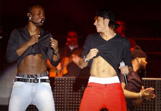 Show de Thiaguinho contou com a presença do craque Neymar, do Santos, que cantou e exibiu o abdômen perfeito