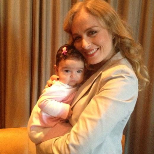 Angélica segura menina nos braços