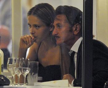 Sean Penn e Petra Nemcova namorando cannes
