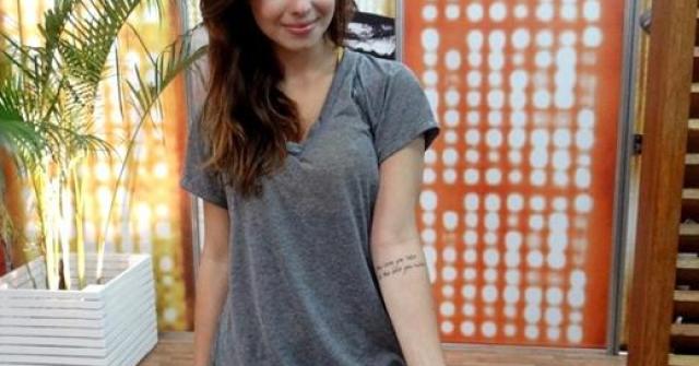 Atriz Sthefany Brito fez uma tatuagem com uma frase clássica dos Beatles e exibiu fotos aos fãs