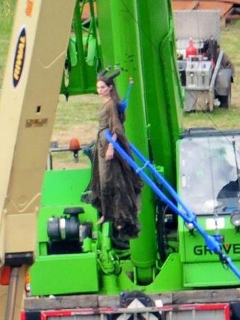 Angelina Jolie voando em Malévola