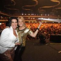 Scheila Carvalho e Carla Perez dançando É o Tchan