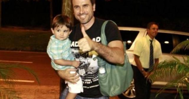 Eriberto Leão com o filho João no aniversário do filho da Carolina Dieckmann (Foto: Felipe Panfili e Fabio Martins/ AgNews)