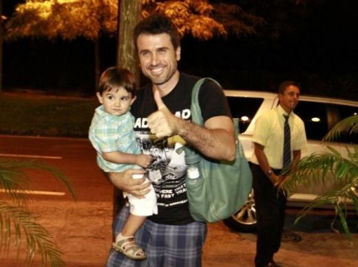 Eriberto Leão com o filho João no aniversário do filho da Carolina Dieckmann