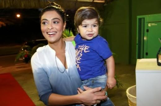 Juliana Paes com seu filho Pedro na entrada da festinha do filho da Carolina Dieckmann.