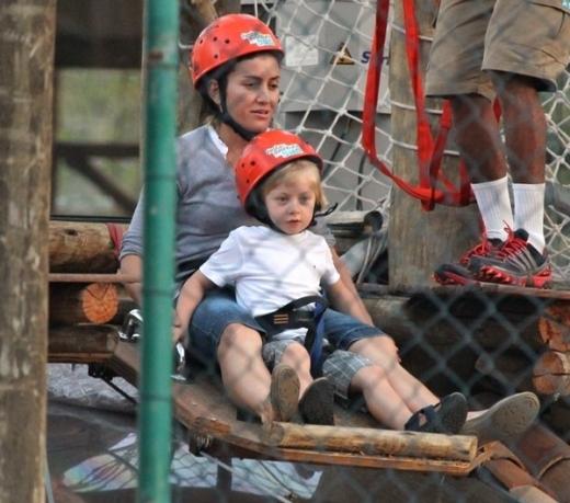 Benício, filho de Angélica e Huck, se divertiu nos brinquedos com sua babá no aniversário do filho da Carolina Dieckmann.