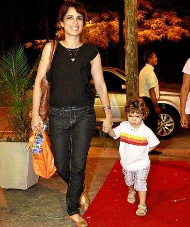 Maria Ribeiro e Bento, filho do casamento com o ator Caio Blat, no aniversário de José, filho da Carolina Dieckmann.