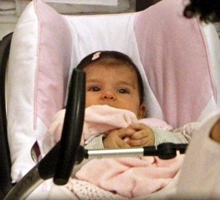 A filha de Grazi e Cauã nasceu dia 23 de maio de 2012. A avó Denise Reymond, deu claração dizendo que sua neta, Sofia, puxou o pai, 'é moreninha e bem cabeluda'.