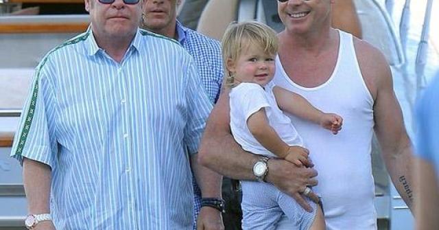 Sir Elton John e seu marido David Furnish esperam o nascimento do segundo filho