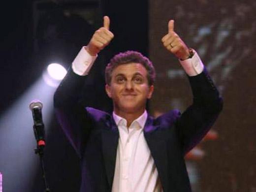 Luciano Huck ganha o prêmio de Melhor Apresentador do ano