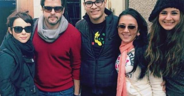 O casal Murilo Benício e Débora Falabella tiram fotos com fãs em Nova York