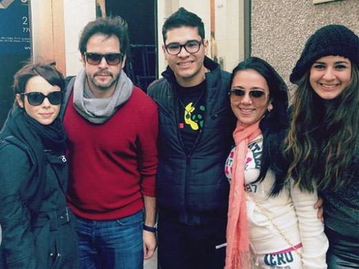 Debora Falabella e Murilo Benício tiram fotos com fãs