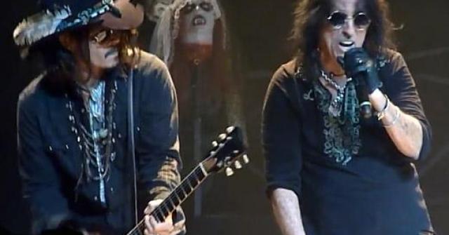 Johnny Depp e Alice Cooper fazem show em Los Angeles (Foto: Reprodução/ YouTube)
