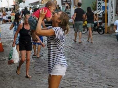 Mamãe Grazzi Massafera brinca com sua filha Sofia
