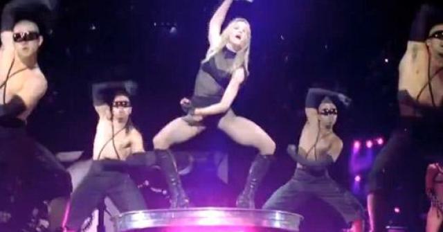 Turnê MDNA encerra em Porto Alegre com atraso e vaias, Madonna quase cancelou o show