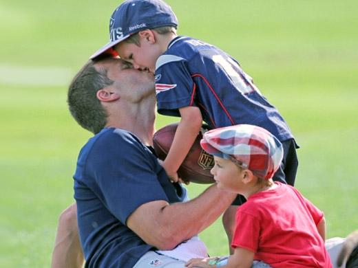 Gisele Bundchen e seu marido Tom Brady estão felizes pelo nascimento de uma menina