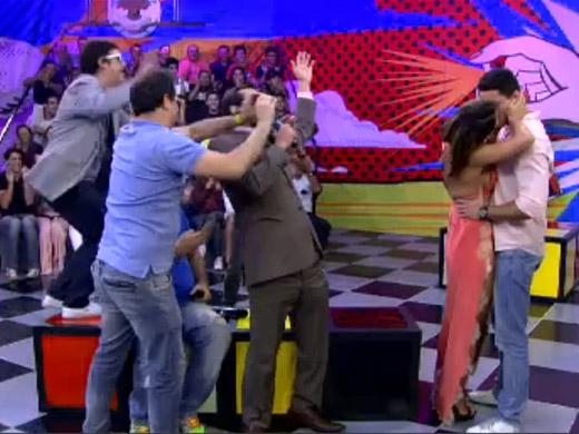 Sabrina Sato beijando Denner Novais no Programa Pânico (Foto: Reprodução/ Pânico na Band)