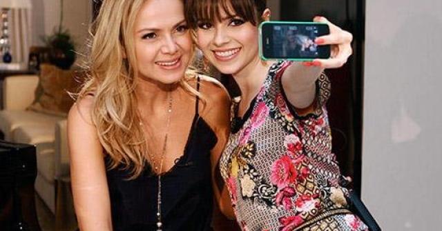 Sandy tira foto com a apresentadora Eliana (Foto: Reprodução/ Roberto Nemanis/ SBT)