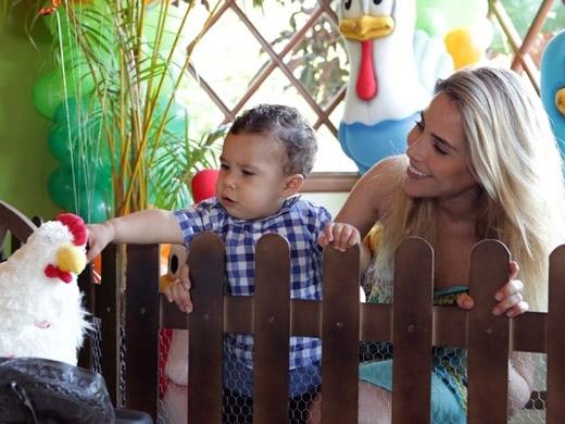 Filho de Wanessa Camargo brinca com Galinha Pintadinha