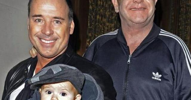 Elton John e seu marido David Furnish comemoram a chegada do segundo filho