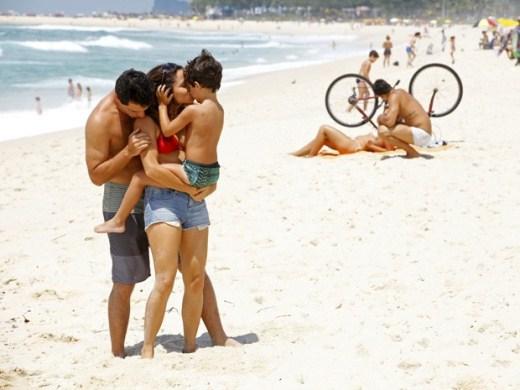 Morena e Théo gravam na praia