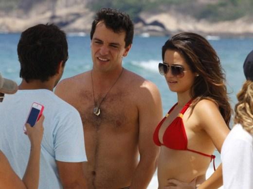 Morena e Théo gravam na praia