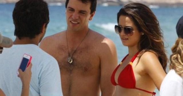 Salve Jorge: Nanda Costa grava na praia