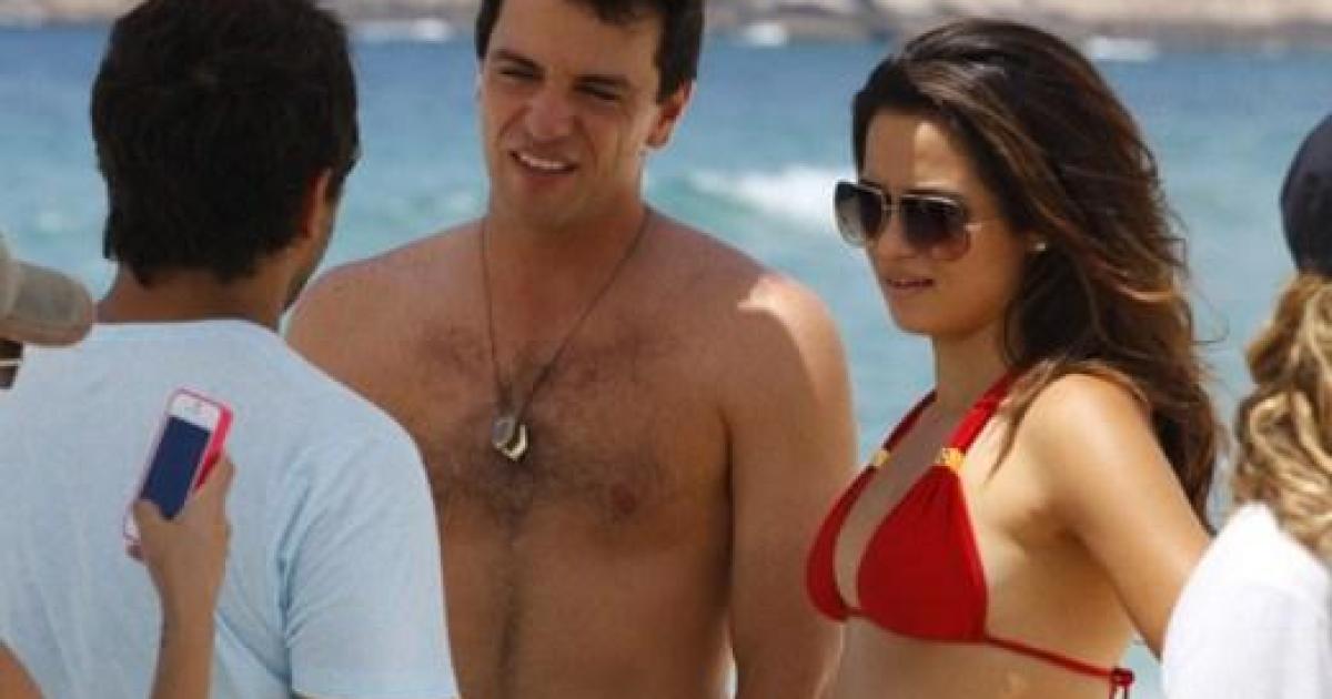 Morena e Théo gravam na praia