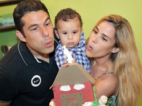 Marcus Buaiz, José Marcos e Wanessa Camargo assoprando o bolo em aniversário