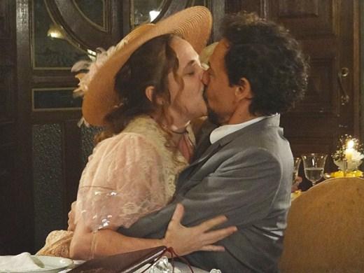 Celinha e Guerra se beijam em Lado a Lado (Foto: Lado a Lado/ Rede Globo)