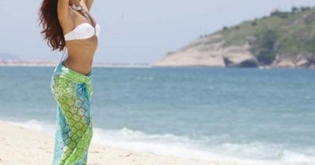 Paloma Bernardi na praia (Foto: TV Globo)