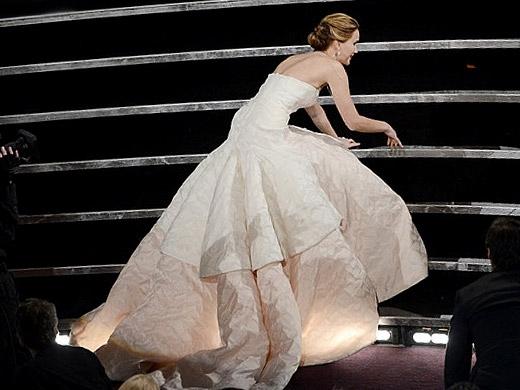 Atriz Jennifer Lawrence venceu o Oscar 2013 como melhor atriz, mas levou um tombo na escada