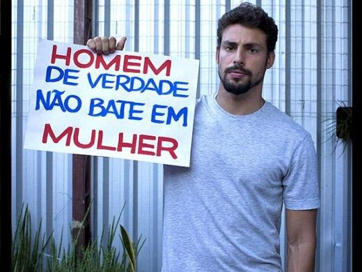 Cauã Reymond participa de campanha para o Dia Internacional da Mulher