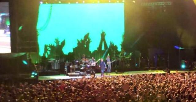 Sir Elton John supera expectativa dos fãs e agrada com show em Porto Alegre