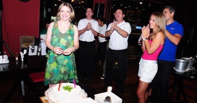 Patricia Couto recebe parabéns no SantOnofre Boteco Bistrô (Foto: Gilberto Freitas / OsPaparazzi)