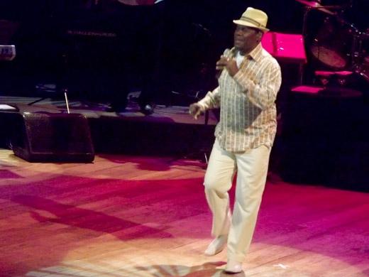 Emílio Santiago deu show de interpretação na música Só Danço Samba