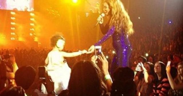 Vídeos exibem Beyoncé cantando em show para a filha em Londres