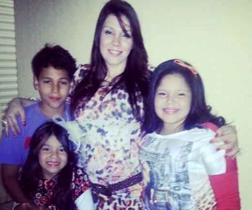 Cantora Simony ao lado com filhos no Dia das Mães