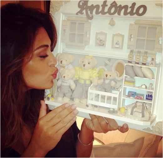 Grávida de sete meses, Juliana Paes ganha presente decorativo para o quarto do seu filho