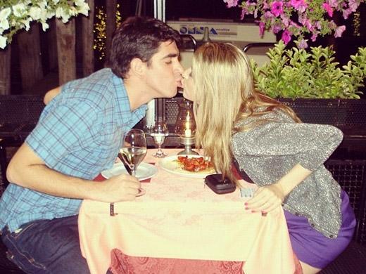 Dani Calabresa divulga foto beijando Marcelo Adnet em comemoração especial