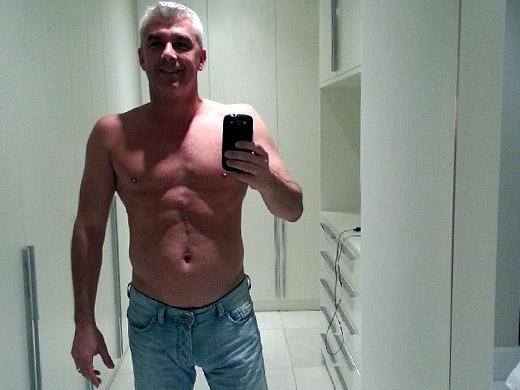 Alexandre Corrêa tira foto sem camisa e comemora que emagreceu 6 Kg