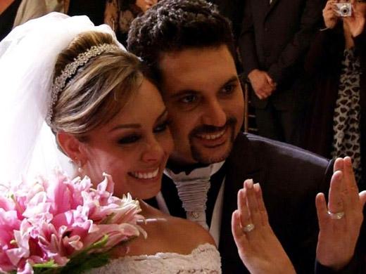 Noivos exibem aliança de casamento